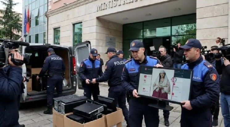 Первый в истории ИИ-министр подозревается в получении взятки в биткоинах